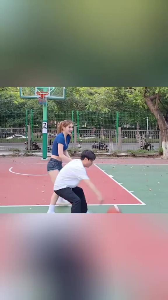 集夢會長背打一米8的女生，這是真打球??！