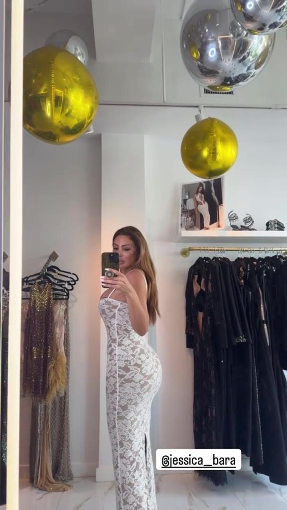 徐娘半老！皮蓬前妻穿吊帶裙自拍，這身材也太炸裂了！