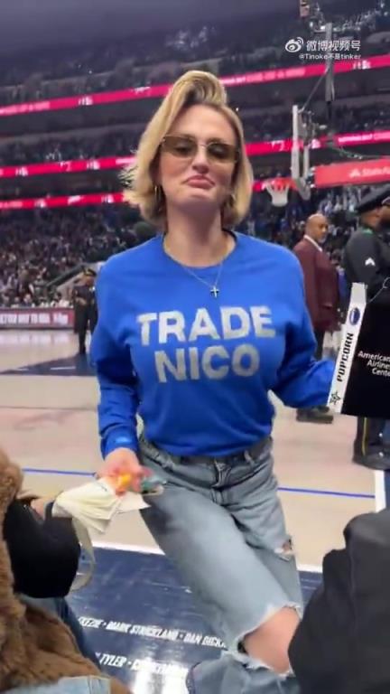 主場不準球迷打印“解雇Nico”標語，女球迷就出此下策