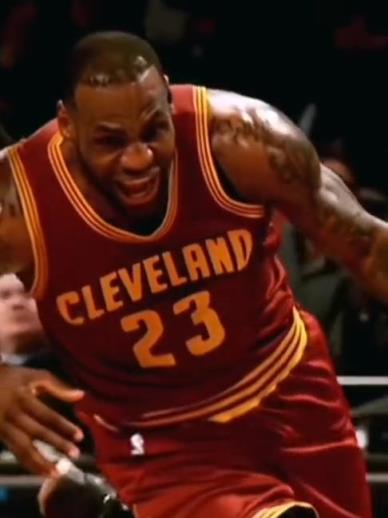 老詹這恐怖的大體格，完美詮釋什么叫“人型坦克”！