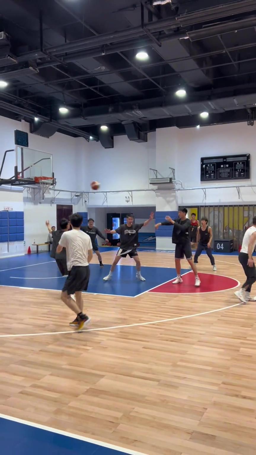 對手回家后：老婆，我今天在野球場匹配到巔峰馬刺隊了！