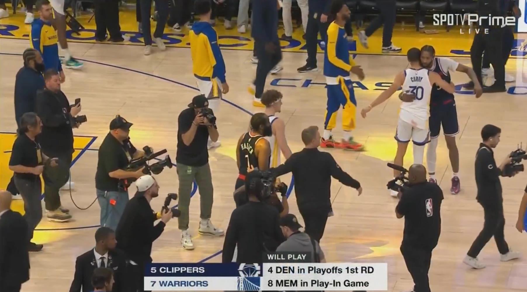 加時賽12分無解表現(xiàn)率隊獲勝！哈登賽后臉上笑容藏不住呀