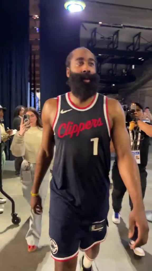 爆砍39分！哈登賽后走入球員通道氣喘吁吁：今天是場艱苦的戰(zhàn)斗