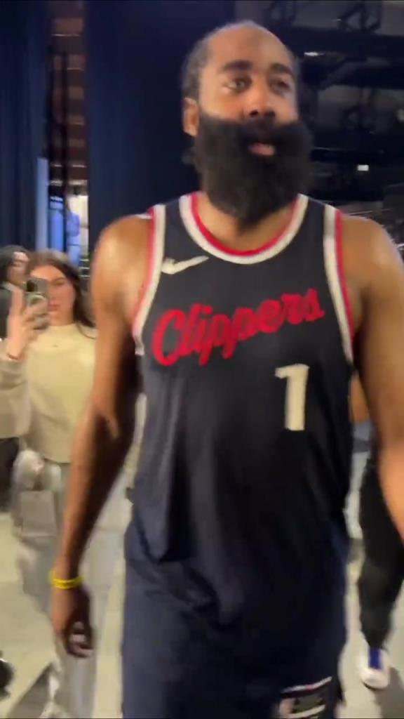 贏了！哈登賽后走回更衣室在球員通道和工作人員一一擊掌慶祝