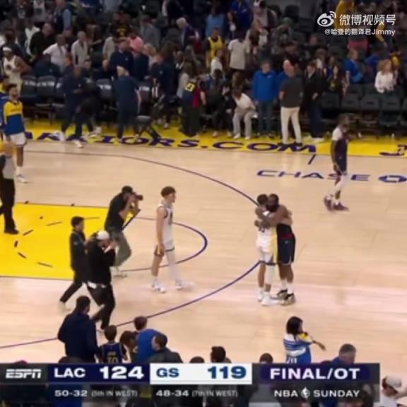 09雙雄傾盡全力！哈登和庫(kù)里賽后第一時(shí)間擁抱在一起