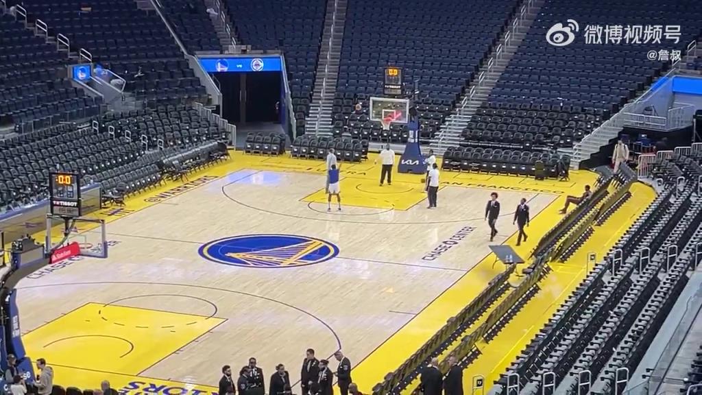 今天沒有得到出場(chǎng)機(jī)會(huì)！庫(kù)明加賽后還留在場(chǎng)地練習(xí)投籃