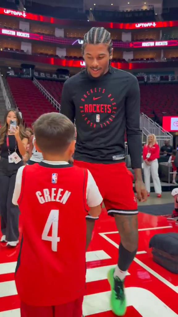 暖心偶像！小球迷賽前得到杰倫格林親簽球鞋球衣