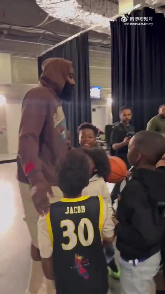 哈登賽后對小朋友：聽你們家長的話，總有一天你們也會打進NBA