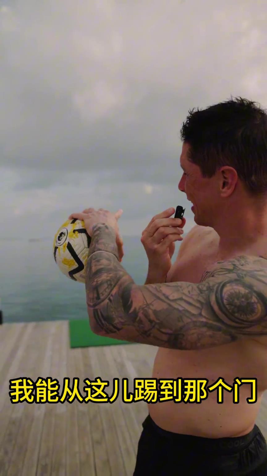 當(dāng)年多少人的偶像！托雷斯挑戰(zhàn)赤腳進(jìn)球