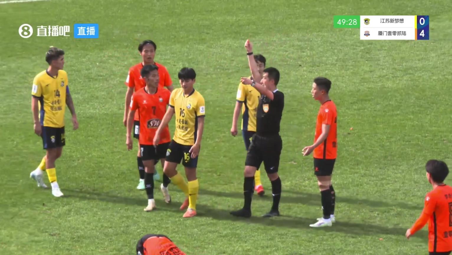 比姆巴佩抬的還高，中冠球員亮鞋釘兇狠蹬踏被裁判直紅驅(qū)逐