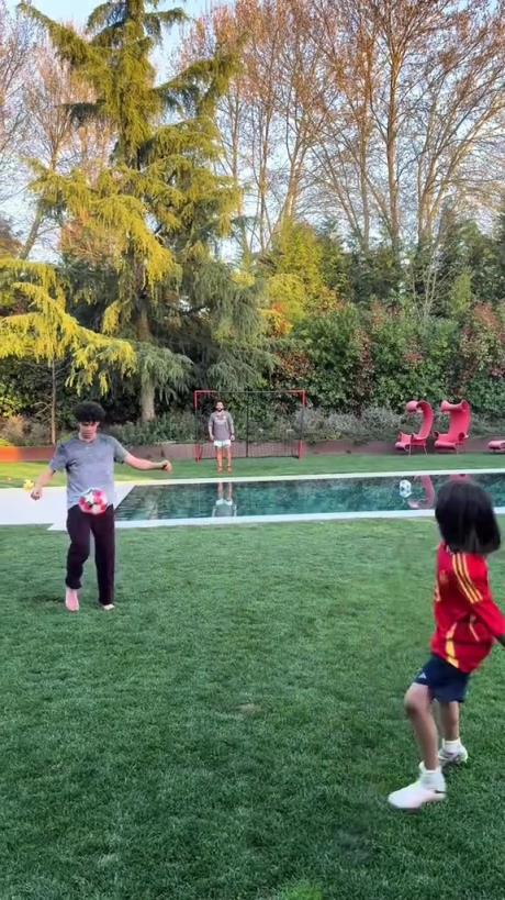 馬塞洛和兒子隔水相傳！大兒子腳法有點東西的！