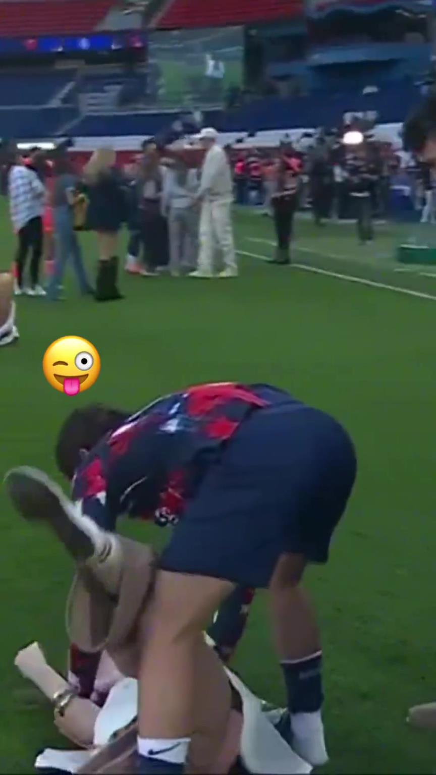 玩這么花?。績?nèi)維斯在家人面前把自己女友按倒在地