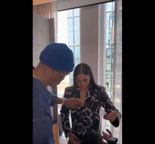 威嫂看到要打人的！威少上手幫WNBA妹子整理胸前的衣服