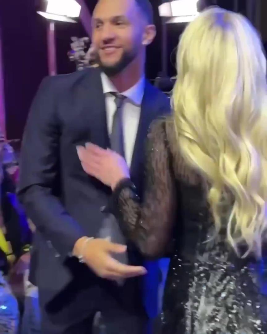 身材姣好！薩格斯的女友海莉被芝加哥天空選中！兩人接吻慶祝