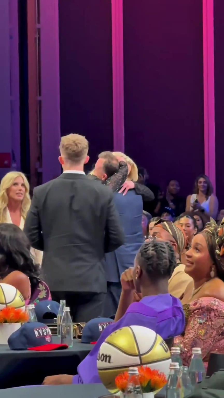 吧友們想看的正臉來了！薩格斯的女友海莉被選中后感覺快哭了