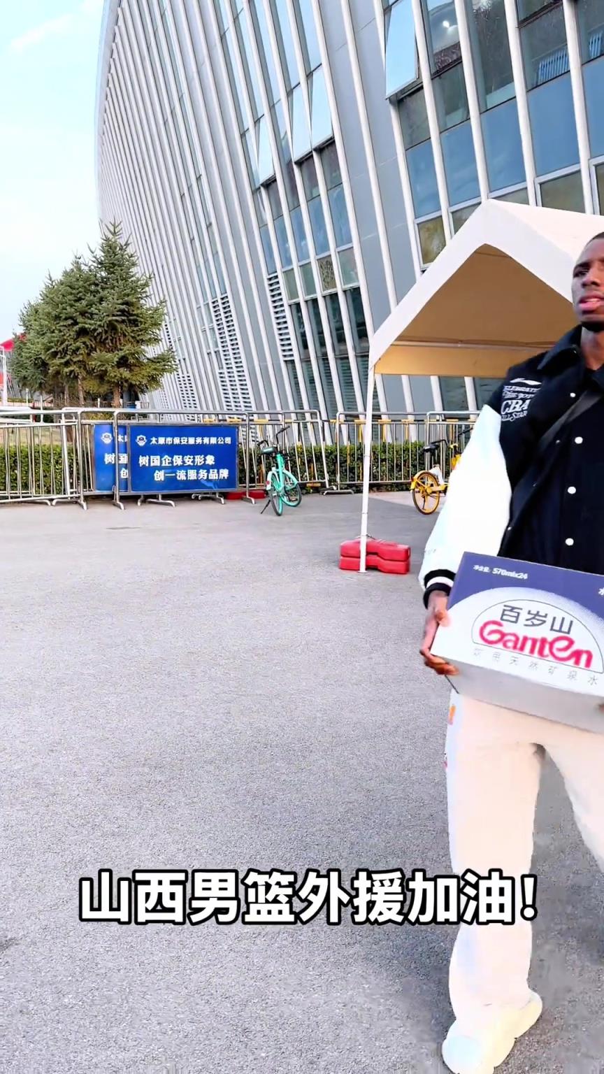 不是！你們山西外援合同還包括搬水的？