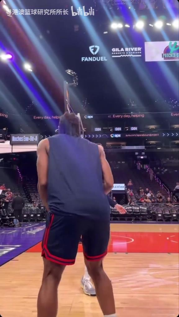 機(jī)器人級(jí)別的靜態(tài)身體！近距離看小卡的賽前熱身！