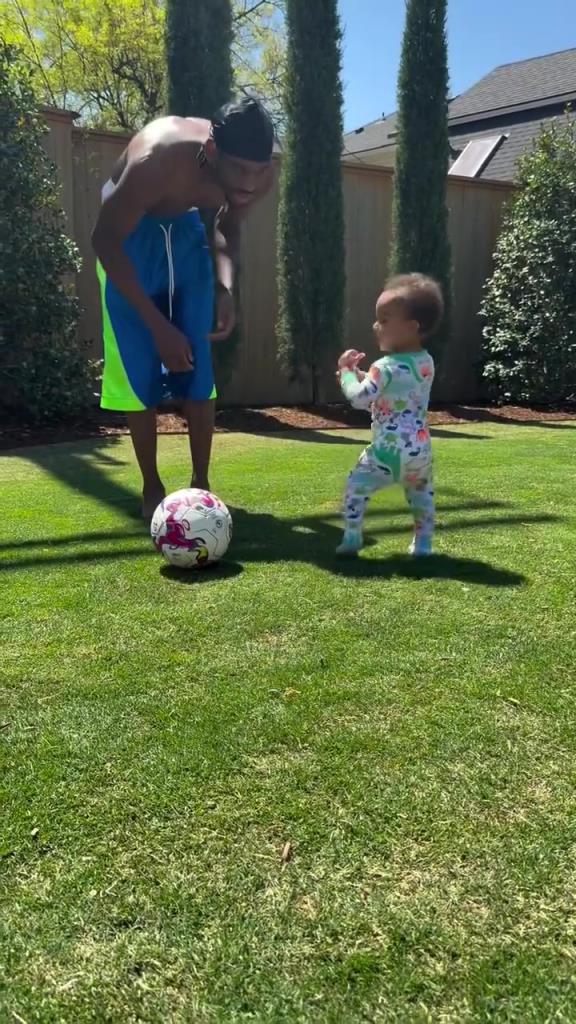 足球要從娃娃抓起！SGA帶娃踢足球，小孩摔倒時(shí)鼓掌“嘲笑”！