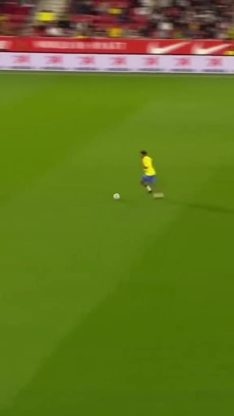 45歲還開(kāi)掛！小羅再現(xiàn)牛尾巴過(guò)人，微笑單挑門(mén)將輕松打進(jìn)